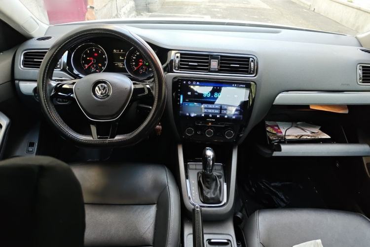 Used Volkswagen Sagitar 2015 230TSI Automatic Comfort Version Center Console