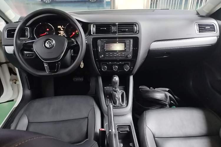 Used Volkswagen Sagitar 2015 1.6L Automatic Comfort Model Center Console