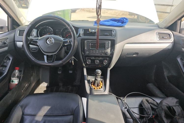 Used Volkswagen Sagitar 2015 230TSI Manual Comfort Version Center Console