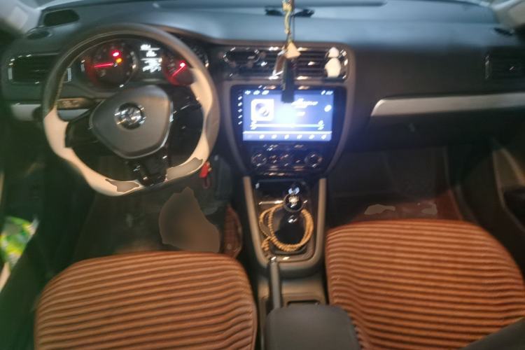 Used Volkswagen Sagitar 2015 1.6L Manual Fashion Edition Center Console