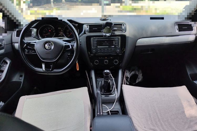 Used Volkswagen Sagitar 2015 1.6L Manual Comfort Model Center Console