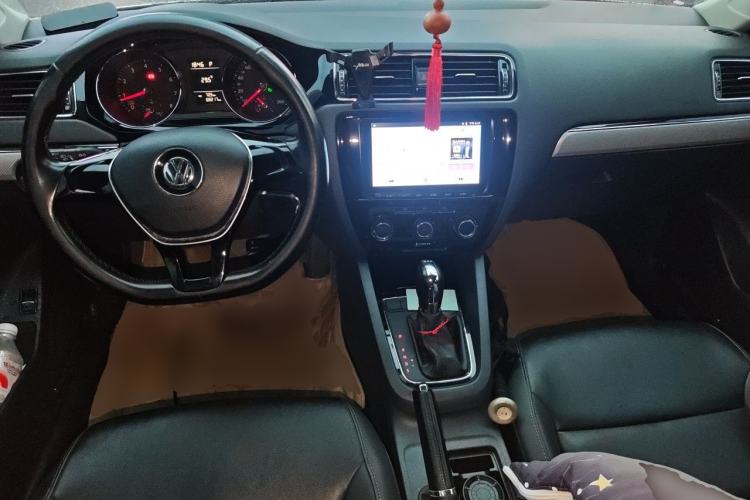 Used Volkswagen Sagitar 2015 230TSI Automatic Comfort Version Center Console