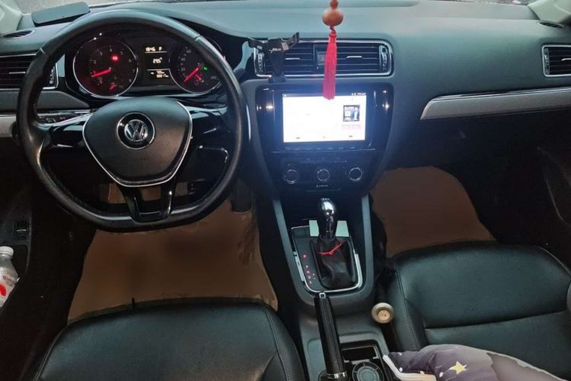 Used Volkswagen Sagitar 2015 230TSI Automatic Comfort Version Center Console