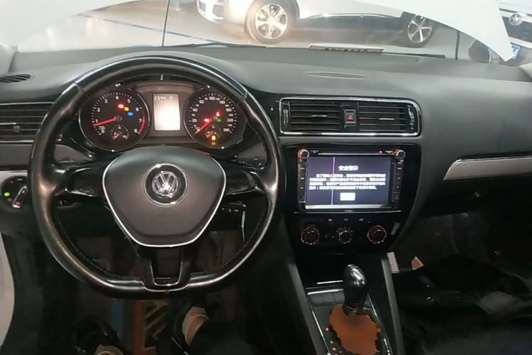Used Volkswagen Sagitar 2015 230TSI Automatic Comfort Version Center Console
