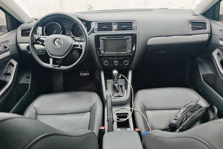 Used Volkswagen Sagitar 2015 1.6L Automatic Comfort Model Center Console