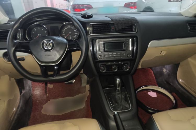 Used Volkswagen Sagitar 2015 230TSI Automatic Comfort Version Center Console
