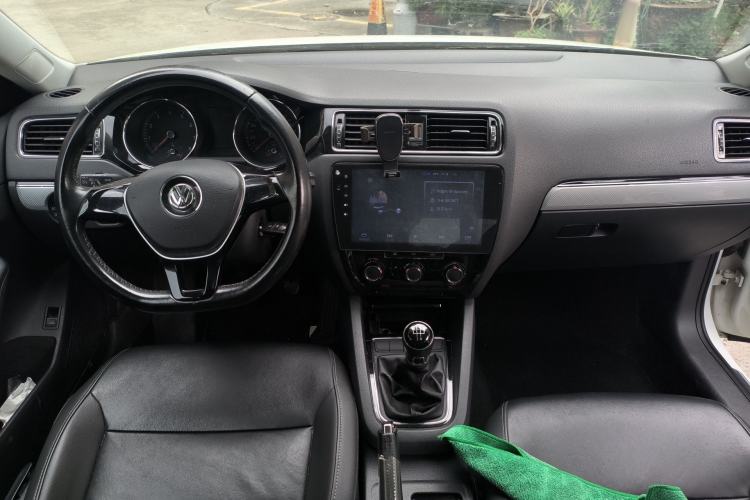 Used Volkswagen Sagitar 2015 230TSI Manual Comfort Version Center Console