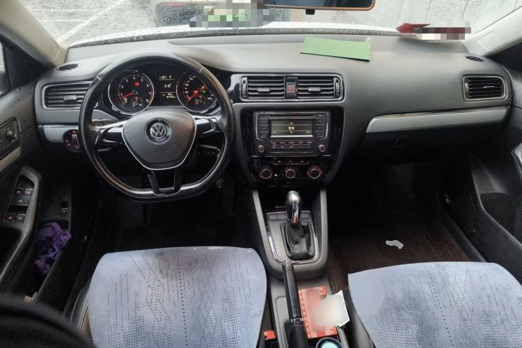 Used Volkswagen Sagitar 2015 230TSI Automatic Comfort Version Center Console
