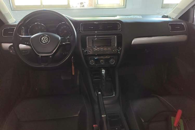 Used Volkswagen Sagitar 2015 1.6L Automatic Comfort Model Center Console