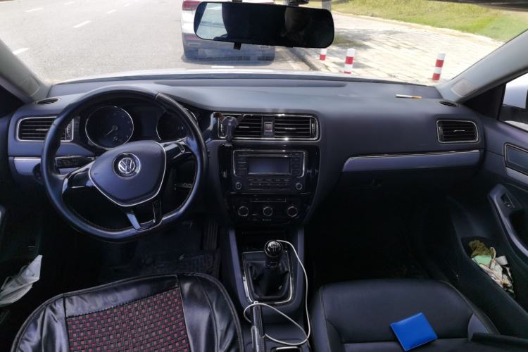Used Volkswagen Sagitar 2015 230TSI Manual Comfort Version Center Console