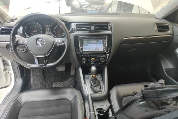 Used Volkswagen Sagitar 2015 230TSI Automatic Luxury Model Center Console