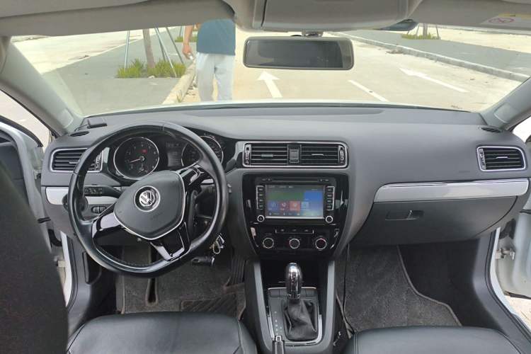 Used Volkswagen Sagitar 2015 230TSI Automatic Comfort Version Center Console