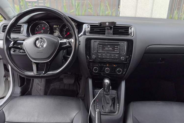 Used Volkswagen Sagitar 2015 1.6L Automatic Comfort Model Center Console