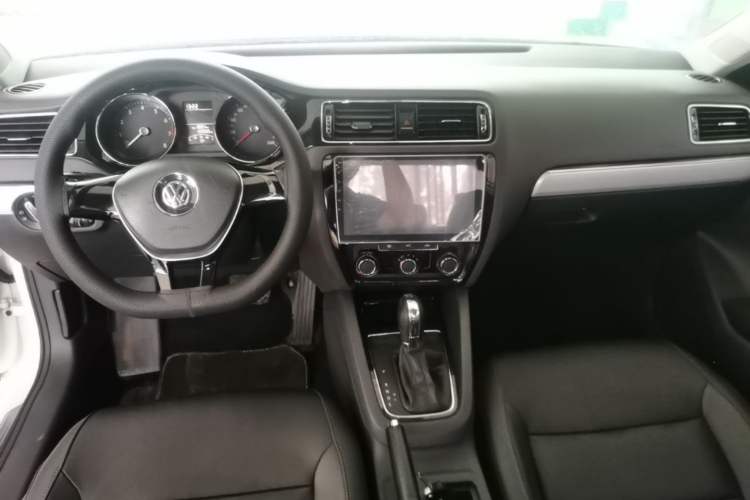 Used Volkswagen Sagitar 2015 1.6L Automatic Comfort Model Center Console
