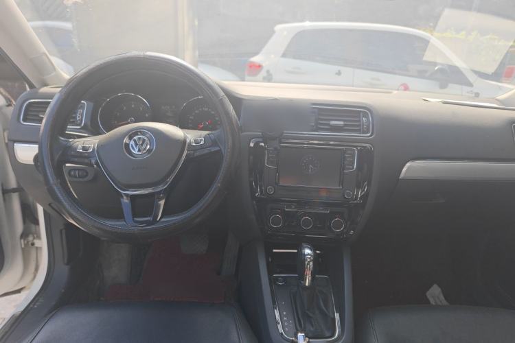 Used Volkswagen Sagitar 2015 1.6L Automatic Comfort Model Center Console