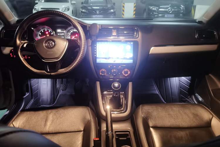 Used Volkswagen Sagitar 2015 230TSI Manual Comfort Version Center Console
