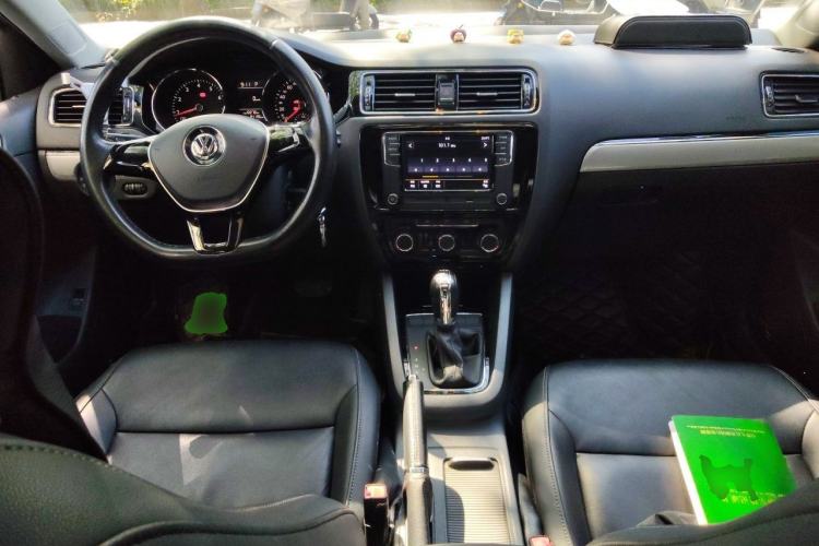 Used Volkswagen Sagitar 2015 230TSI Automatic Comfort Version Center Console