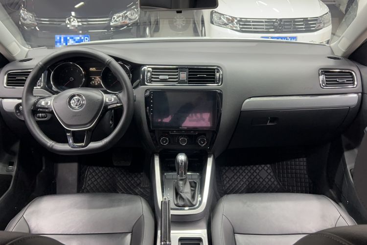 Used Volkswagen Sagitar 2015 1.6L Automatic Comfort Model Center Console