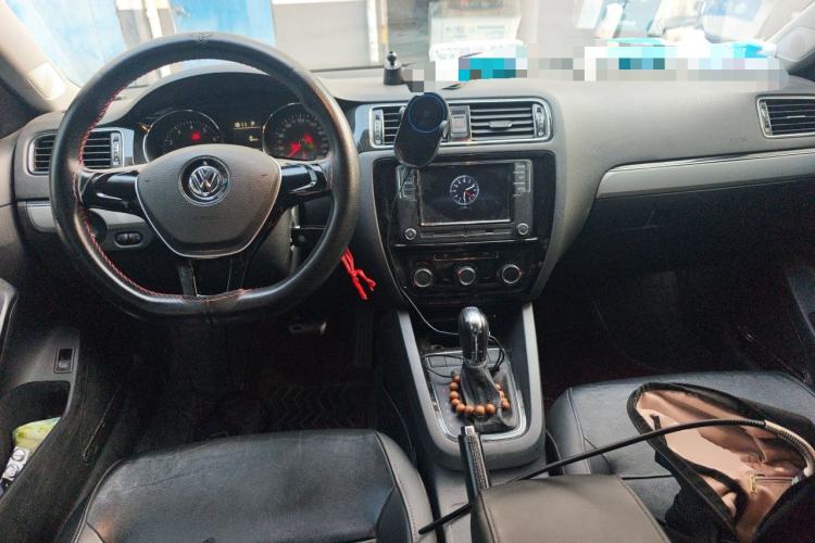 Used Volkswagen Sagitar 2015 230TSI Automatic Comfort Version Center Console