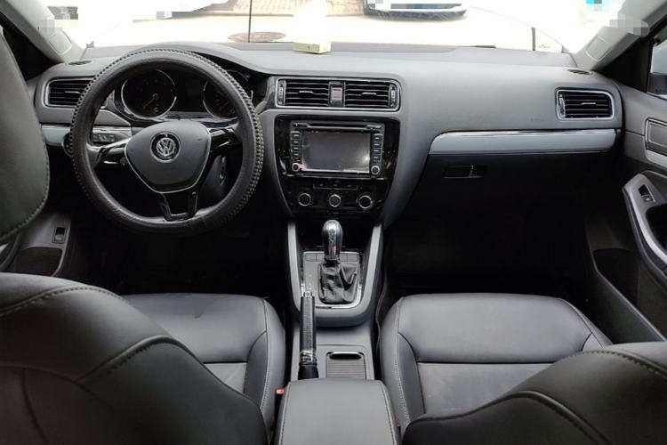 Used Volkswagen Sagitar 2015 230TSI Automatic Comfort Version Center Console