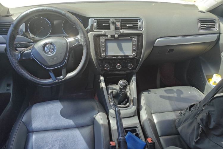Used Volkswagen Sagitar 2015 1.6L Manual Comfort Model Center Console