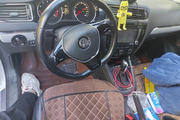 Used Volkswagen Sagitar 2015 1.6L Automatic Comfort Model Center Console