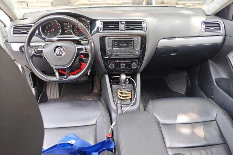 Used Volkswagen Sagitar 2015 1.6L Automatic Comfort Model Center Console
