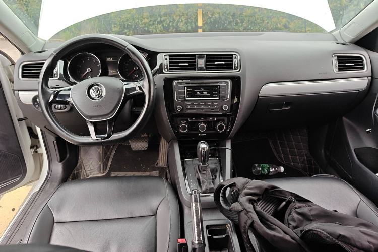 Used Volkswagen Sagitar 2015 1.6L Automatic Comfort Model Center Console