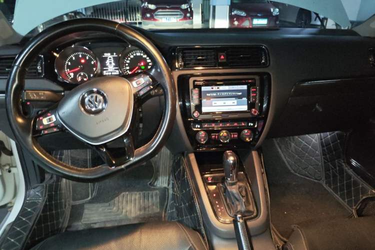 Used Volkswagen Sagitar 2015 230TSI Automatic Luxury Model Center Console