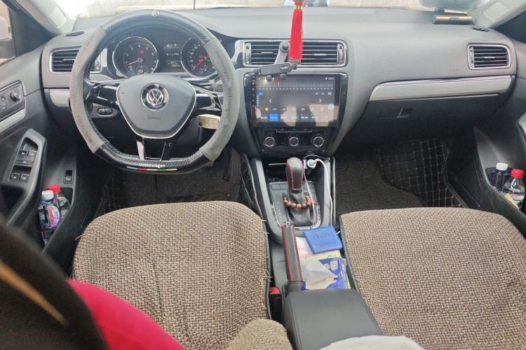 Used Volkswagen Sagitar 2015 230TSI Automatic Comfort Version Center Console