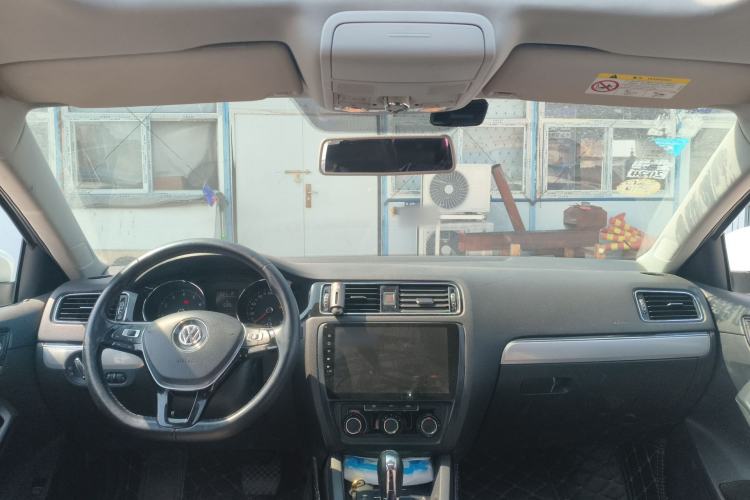 Used Volkswagen Sagitar 2015 230TSI Automatic Comfort Version Center Console