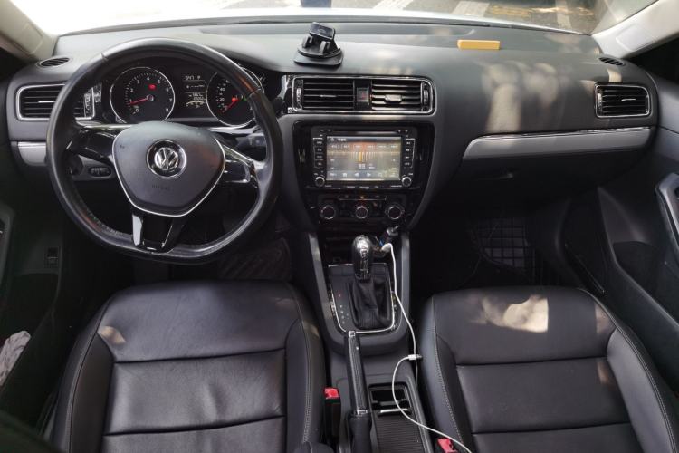 Used Volkswagen Sagitar 2015 1.6L Automatic Comfort Model Center Console