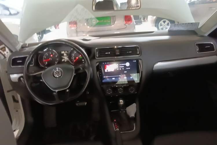 Used Volkswagen Sagitar 2015 1.6L Automatic Comfort Model Center Console