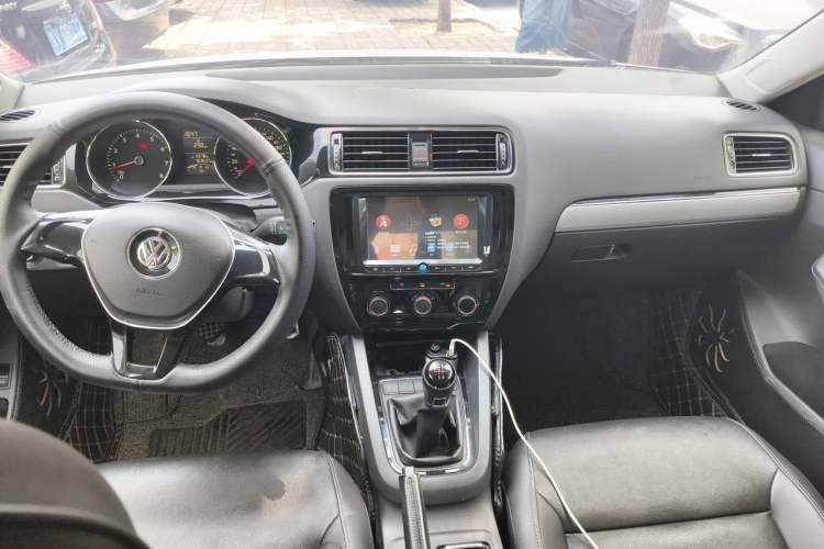Used Volkswagen Sagitar 2015 1.6L Manual Comfort Model Center Console