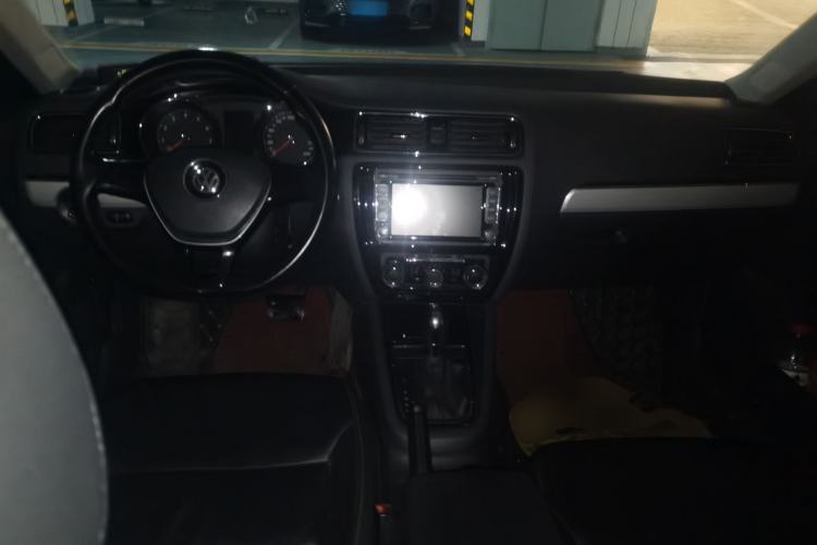 Used Volkswagen Sagitar 2015 1.6L Automatic Comfort Model Center Console