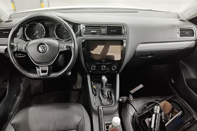 Used Volkswagen Sagitar 2015 230TSI Automatic Comfort Version Center Console