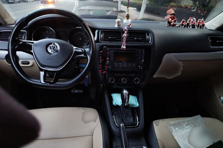 Used Volkswagen Sagitar 2015 1.6L Automatic Comfort Model Center Console