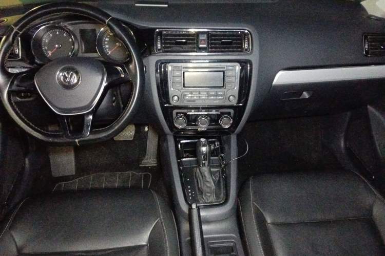 Used Volkswagen Sagitar 2015 1.6L Automatic Comfort Model Center Console