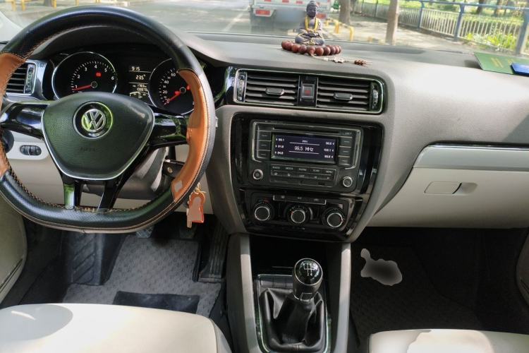 Used Volkswagen Sagitar 2015 1.6L Manual Comfort Model Center Console