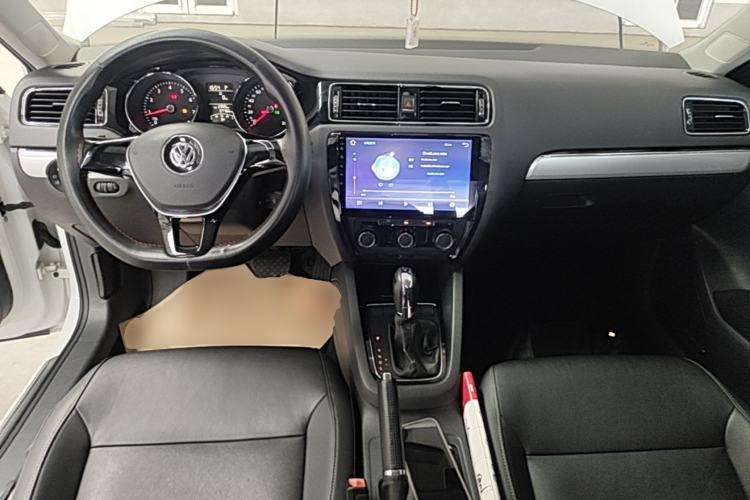 Used Volkswagen Sagitar 2015 1.6L Automatic Comfort Model Center Console
