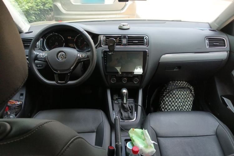 Used Volkswagen Sagitar 2015 230TSI Automatic Comfort Version Center Console