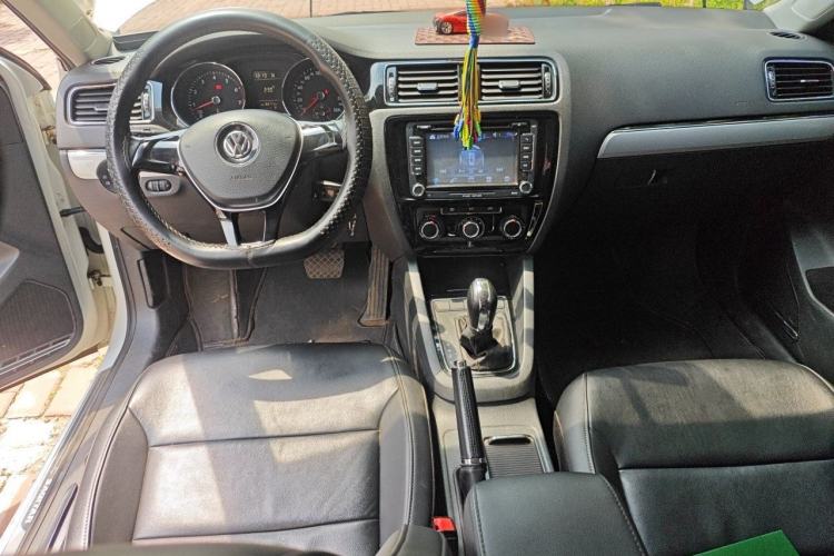Used Volkswagen Sagitar 2015 230TSI Automatic Comfort Version Center Console