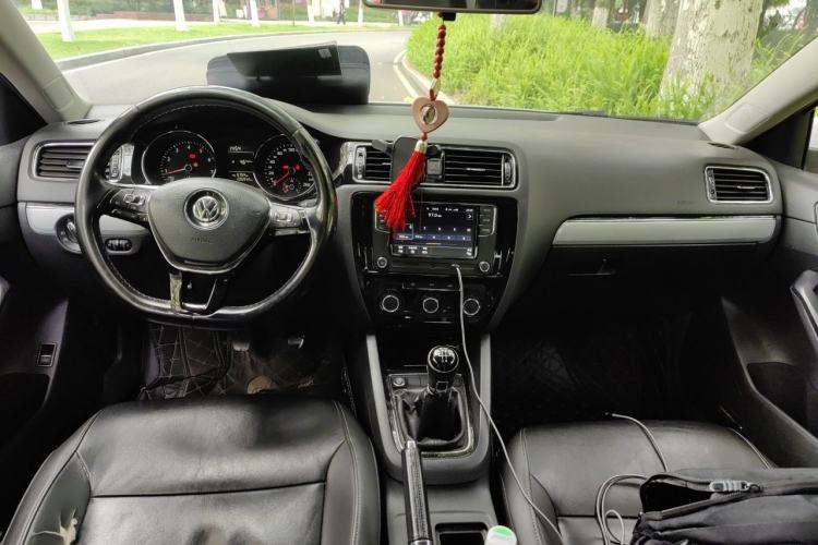 Used Volkswagen Sagitar 2015 230TSI Manual Comfort Version Center Console