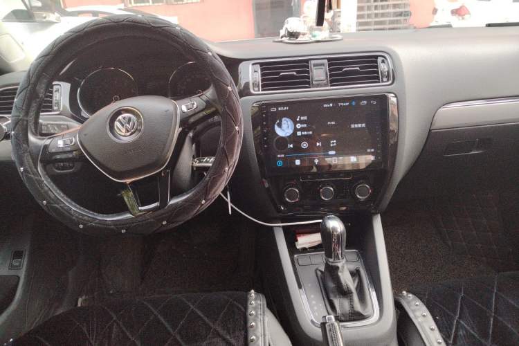 Used Volkswagen Sagitar 2015 230TSI Automatic Comfort Version Center Console