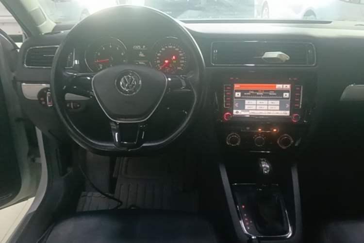 Used Volkswagen Sagitar 2015 230TSI Automatic Comfort Version Center Console