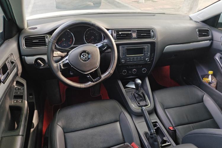 Used Volkswagen Sagitar 2015 230TSI Automatic Comfort Version Center Console