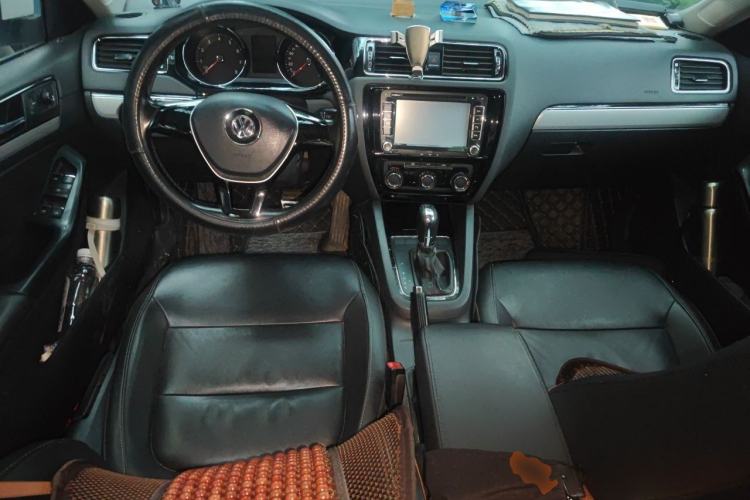 Used Volkswagen Sagitar 2015 1.6L Automatic Comfort Model Center Console