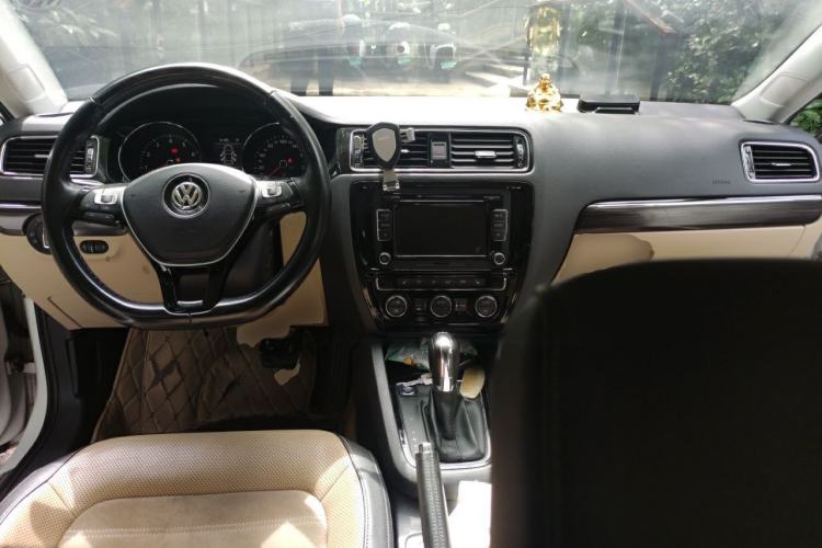 Used Volkswagen Sagitar 2015 230TSI Automatic Luxury Model Center Console