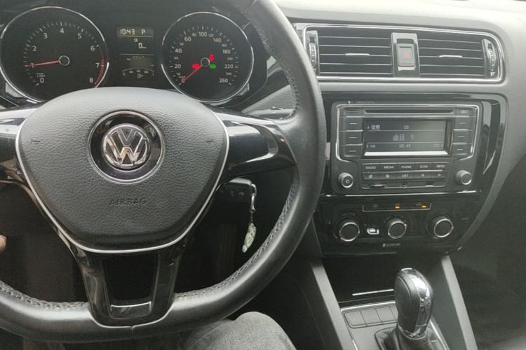 Used Volkswagen Sagitar 2015 1.6L Automatic Comfort Model Center Console