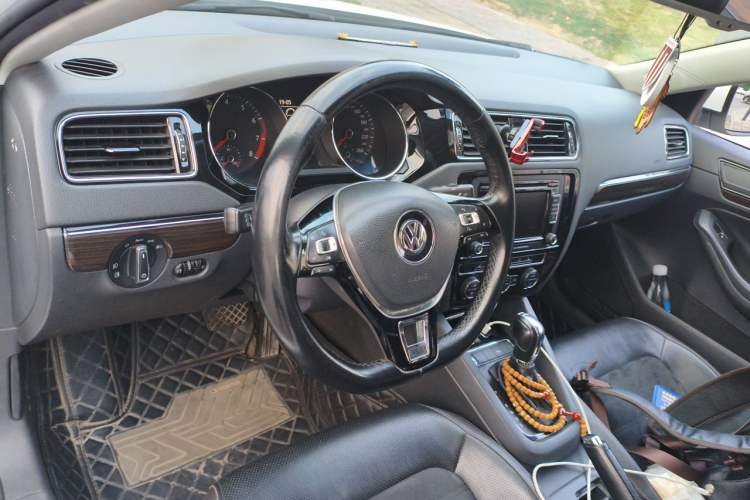 Used Volkswagen Sagitar 2015 230TSI Automatic Luxury Model Center Console